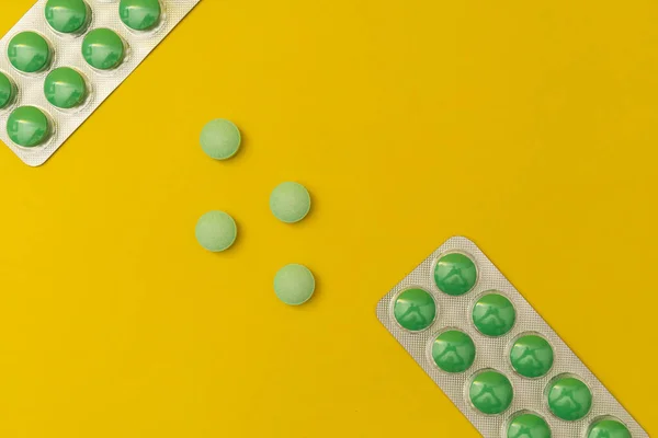 Pillen Een Gele Achtergrond — Stockfoto