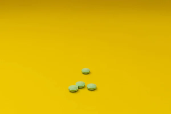 Zelené Pilulky Žlutém Pozadí — Stock fotografie