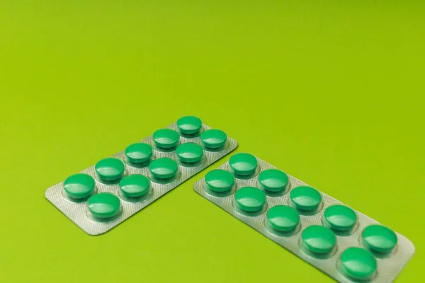 Pílulas Verdes Fundo Verde Monocromático — Fotografia de Stock
