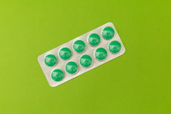 Zelené Pilulky Zeleném Pozadí Monochromní — Stock fotografie