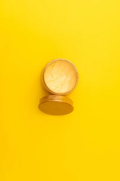 Haarconditioner Een Gouden Pot Een Gele Achtergrond Een Promotie Shot — Stockfoto
