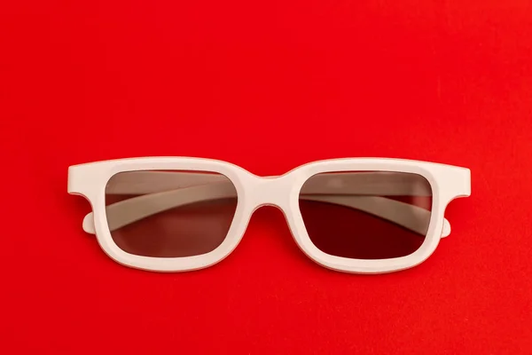 亮丽背景的白边电影眼镜 — 图库照片