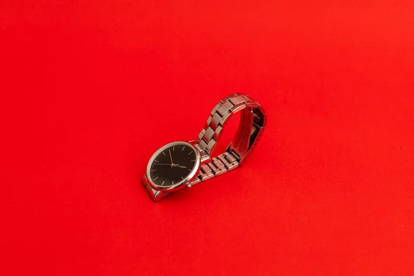 Ρολόι Χειρός Κόκκινο Φόντο Φωτογραφία Αντικείμενο Για Διαφήμιση — Φωτογραφία Αρχείου