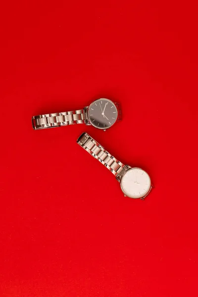 Armbanduhr Auf Rotem Hintergrund Objektfotografie Für Werbung — Stockfoto