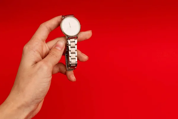 Silberne Uhr Auf Leuchtend Rotem Hintergrund — Stockfoto