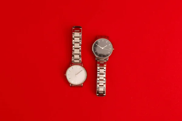 Reloj Pulsera Sobre Fondo Rojo Fotografía Objetos Para Publicidad —  Fotos de Stock