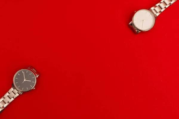 Náramkové Hodinky Červeném Pozadí Objektová Fotografie Pro Reklamu — Stock fotografie