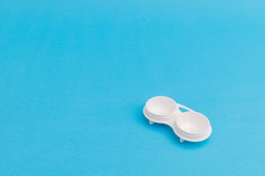 Mavi arka planda mavi bir kutuda göz lensleri