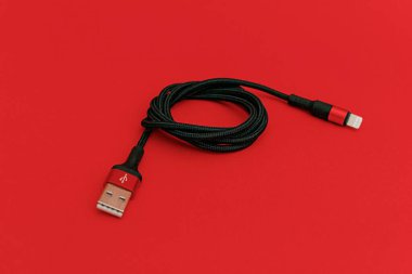 Kırmızı arkaplanda siyah usb kablosu, konu teknolojisi