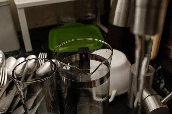 싱크대에 더러운 접시들 수건으로 청소하는 — 스톡 사진