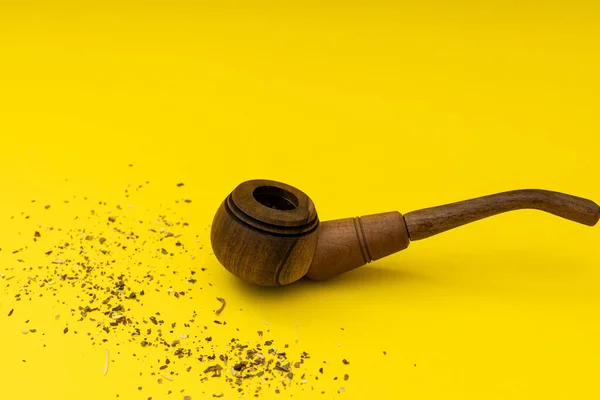 Tubería Fumar Madera Con Tabaco Sobre Fondo Amarillo Daños Por — Foto de Stock