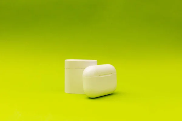 Auscultadores Brancos Numa Pequena Caixa Dispositivo Inteligente — Fotografia de Stock