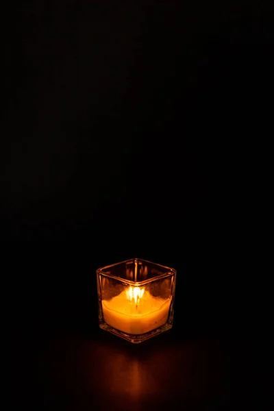 在黑色背景的玻璃杯烧杯里放蜡烛 — 图库照片