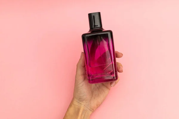 Perfume Una Botella Rosa Sobre Fondo Rosa Fotos De Stock Sin Royalties Gratis