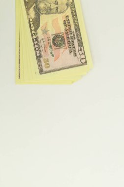 Para banknotları beyaz bir arka planda yatıyor.