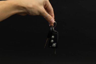 Araba anahtarları siyah arkaplanda