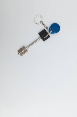 beyaz zemin üzerinde ev anahtarları