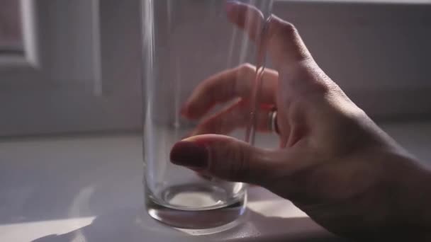 Ragazza Mette Bicchiere Vuoto Sul Tavolo — Video Stock
