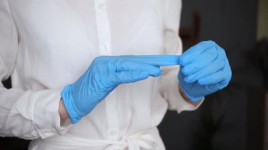 Bir kız eldiveni parmaklarından çıkarır.