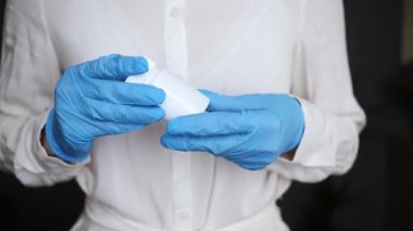 Hemşire bir kavanoz hap gösteriyor.