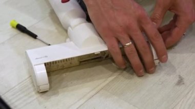 Bir adam aletleri aletlerle tamir eder.