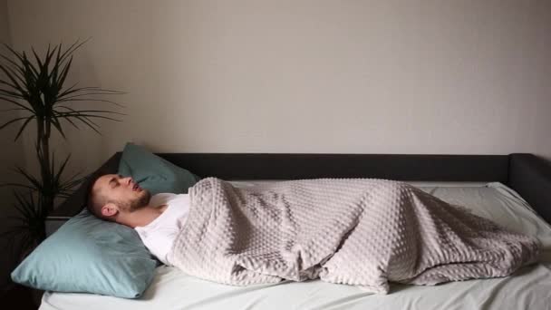 Orang Itu Memantul Tempat Tidur — Stok Video