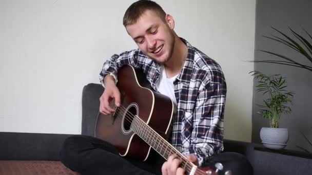 Homme Chemise Joue Guitare — Video