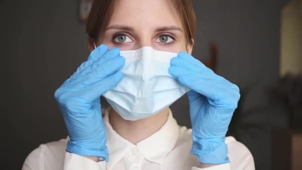 Sjuksköterska Blå Handskar Fixerar Masken — Stockvideo