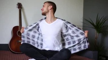 Bir erkek gömleğini pelerin gibi açar.