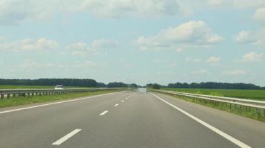 Hareket halindeki arabaların yolu