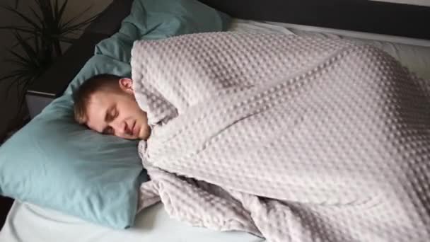 Orang Itu Berputar Dari Sisi Sisi Tempat Tidur — Stok Video