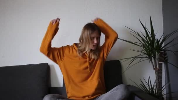 Seorang Gadis Dengan Hoodie Kuning Menari — Stok Video