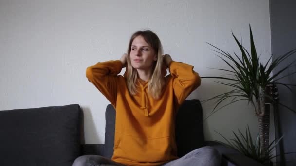 Het Meisje Met Gele Hoodie Draagt Een Hoodie — Stockvideo
