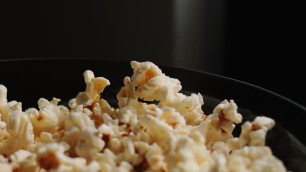 Dziewczyna Bierze Popcorn Talerza Dłonią — Wideo stockowe
