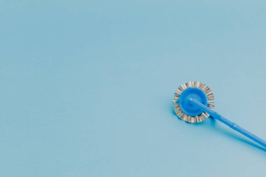 Mavi arkaplanda mavi ravioli keskisi, tek renkli.