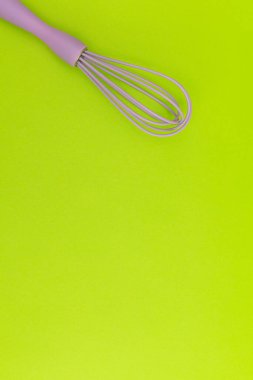 Mutfak için yeşil arka planda mor çırpma.