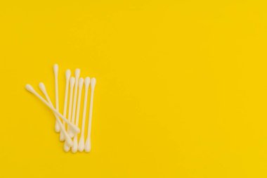 Sarı arka planda pamuk yapışır