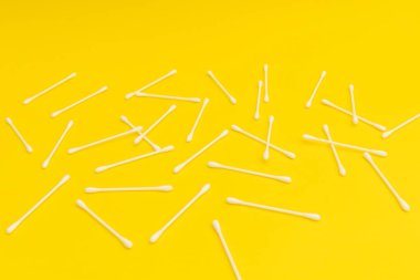 Sarı arka planda pamuk yapışır