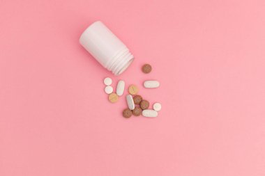 Hapları pembe bir arka plan üzerinde