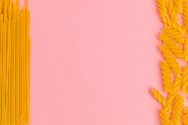 Сырые Макароны Розовом Фоне — стоковое фото