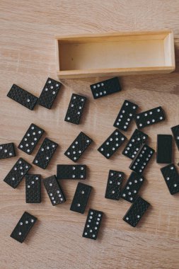 Masadaki tahta kutuda Dominolar