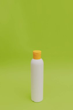 Yeşil arka planda köpekler için şampuan.