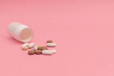 Hapları pembe bir arka plan üzerinde