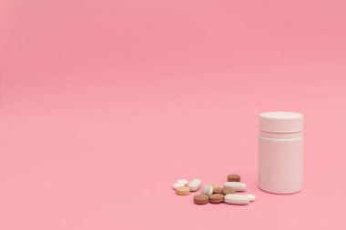 Hapları pembe bir arka plan üzerinde