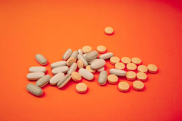 Comprimidos Sobre Fundo Laranja Brilhante Tratamento Tema Saúde — Fotografia de Stock