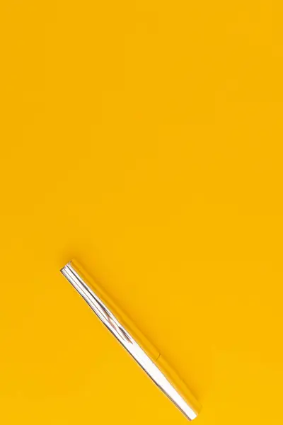 Stříbrná Řasenka Žlutým Pozadím — Stock fotografie