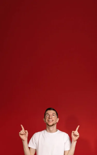 Röd Banderoll Med Man Vit Shirt Som Pekar Finger Uppåt — Stockfoto