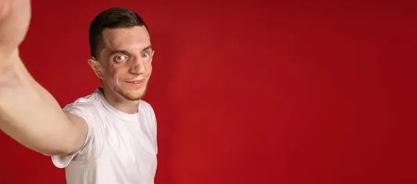 Banner Rot Mit Einem Mann Weißen Shirt Der Selfies Macht — Stockfoto