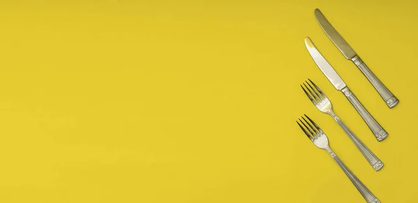 Sárga Banner Ételvillákkal Késekkel Közelkép Vendéglátás Minimalista Másolás — Stock Fotó