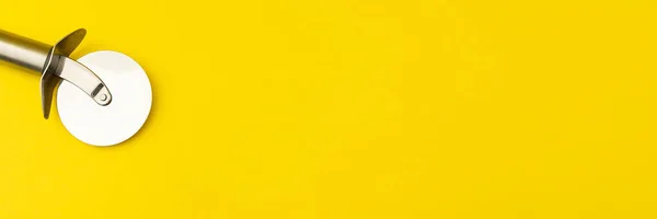 Banner Amarillo Con Cortador Pizza Publicidad Pizzería Minimalista —  Fotos de Stock